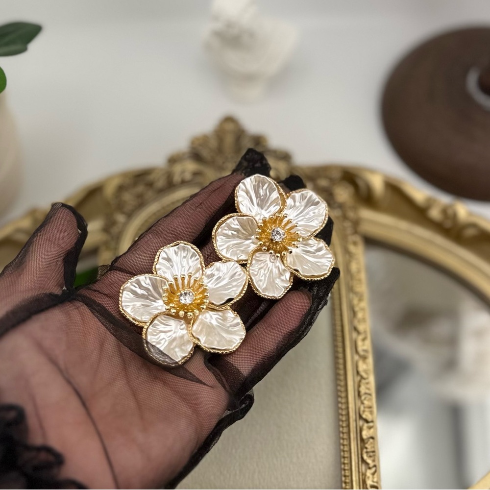 Ivory Floral Statement Earrings – Vintage-Inspired Elegance - Picture 9 of 13